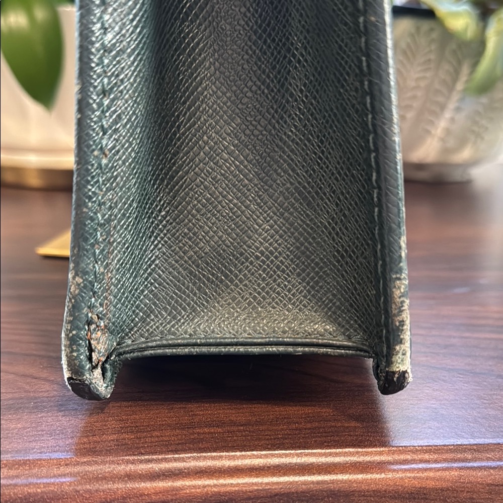 Louis Vuitton Green Leather Briefcase with Structured Design - Picture 5 of 15